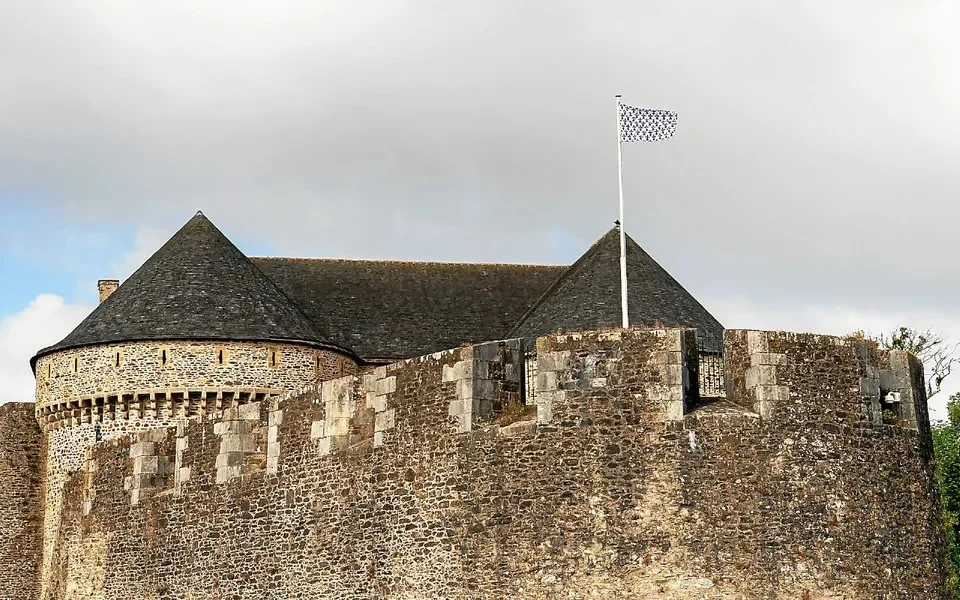 Le pavillon historique breton flotte sur le château de Brest