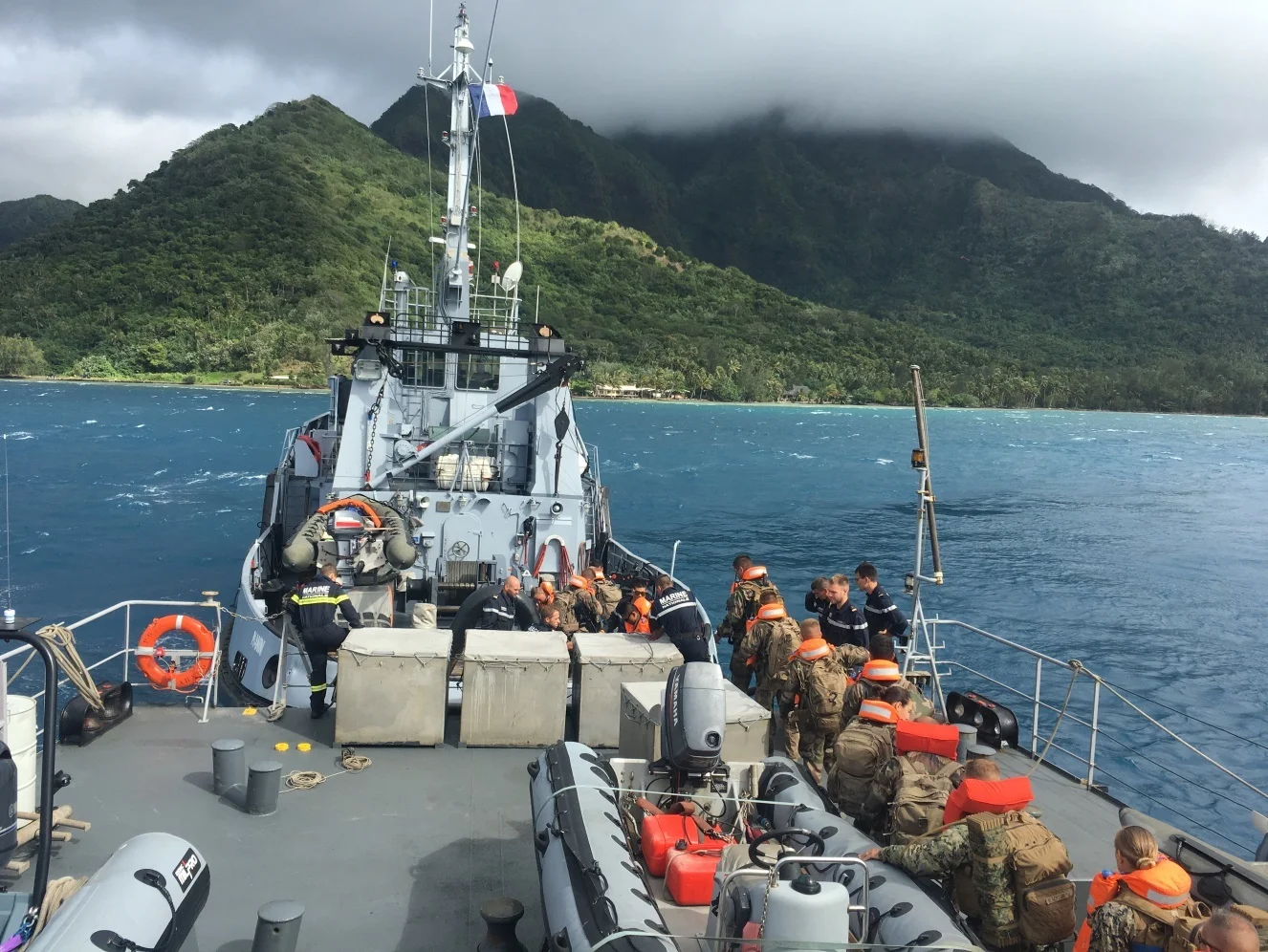 Le remorqueur portuaire côtier Manini, vu depuis le patrouilleur Arago