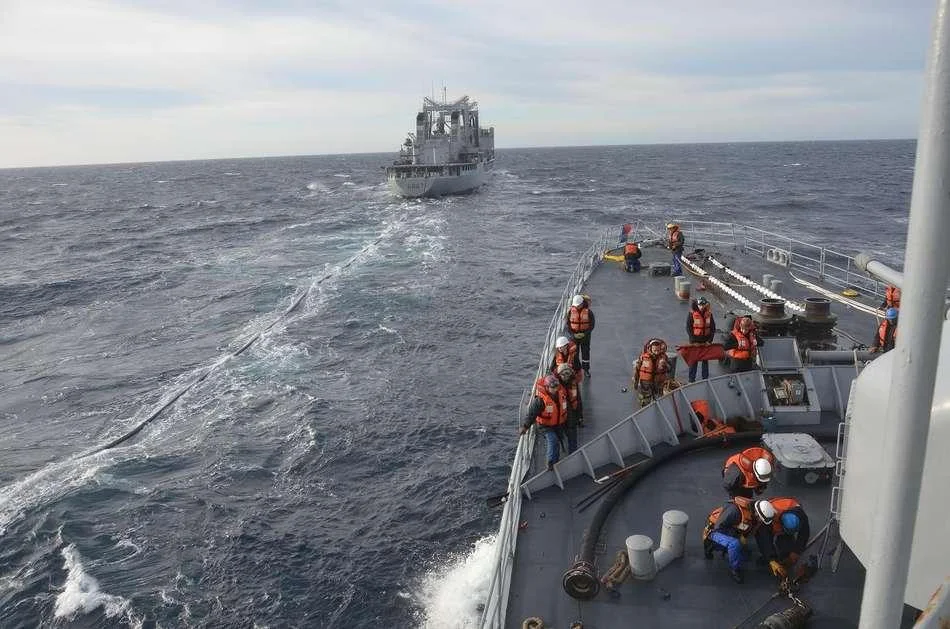 Ravitaillement en flèche de la frégate Jean de Vienne par la Meuse