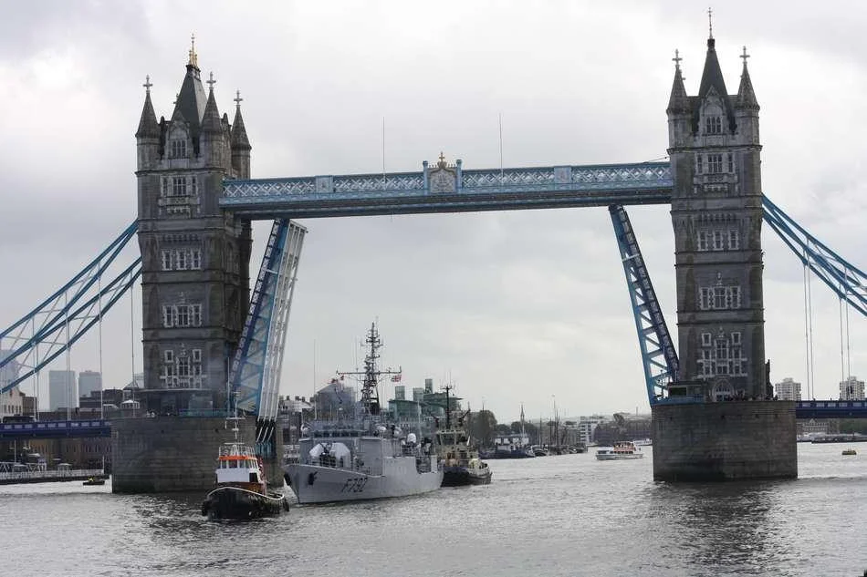 L’aviso PM L’Her passe le Tower Bridge de Londres