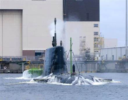 Le HMS Astute en essais au bassin
