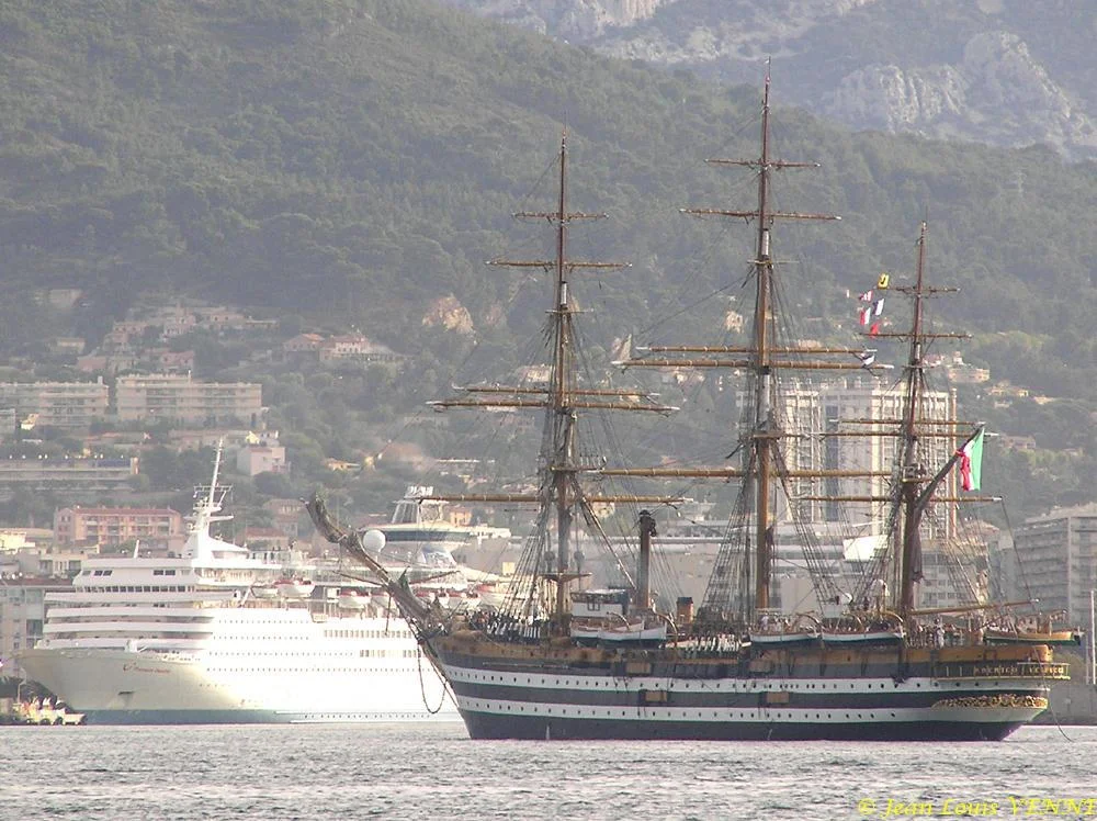 Le voilier école italien Amérigo Vespucci arrive à Toulon