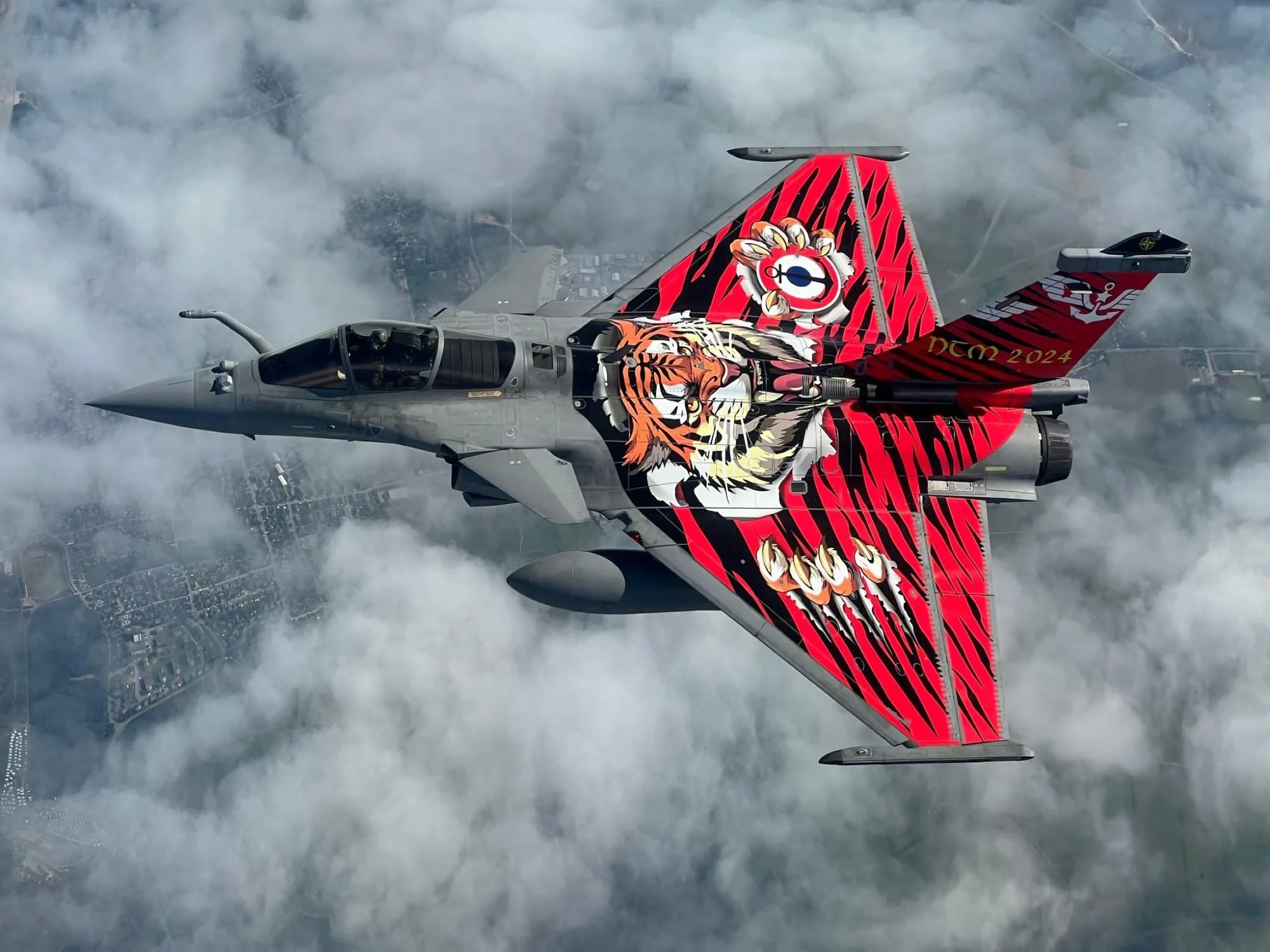 Un chasseur Rafale paré d’une livrée exclusivement conçue pour le Nato Tiger Meet 2024