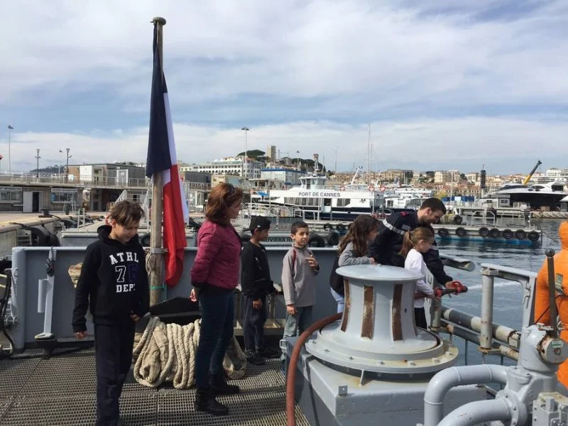 Des élèves à bord du Pluton à Cannes