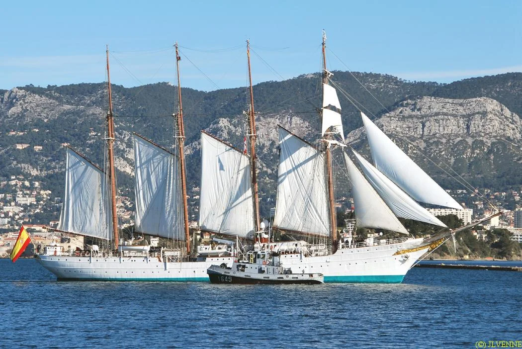Le voilier-école espagnol Juan Sebastian de Elcano appareille de Toulon