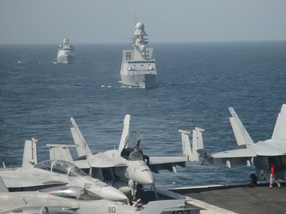 La frégate Forbin vue depuis un porte-avions américain