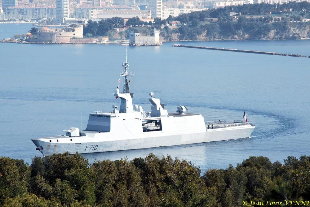 la frégate Lafayette effectue des boucles magnétiques