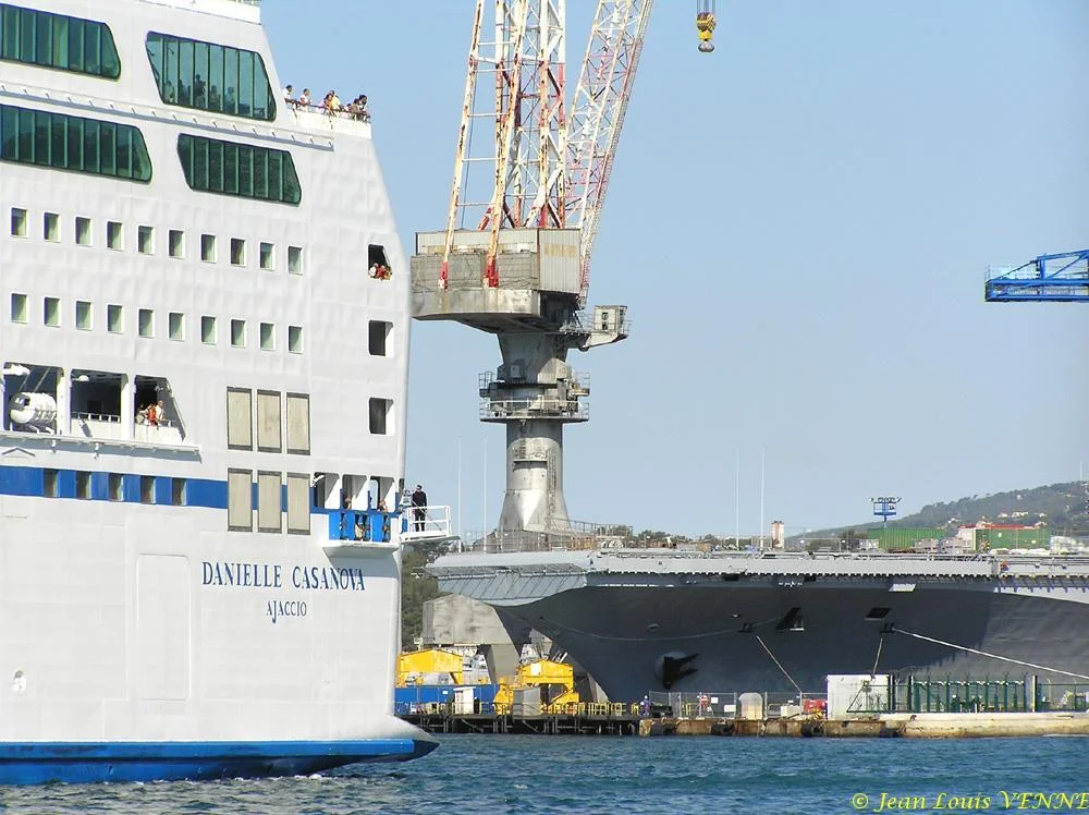 Le porte-avions Charles de Gaulle avant sa sortie de bassin