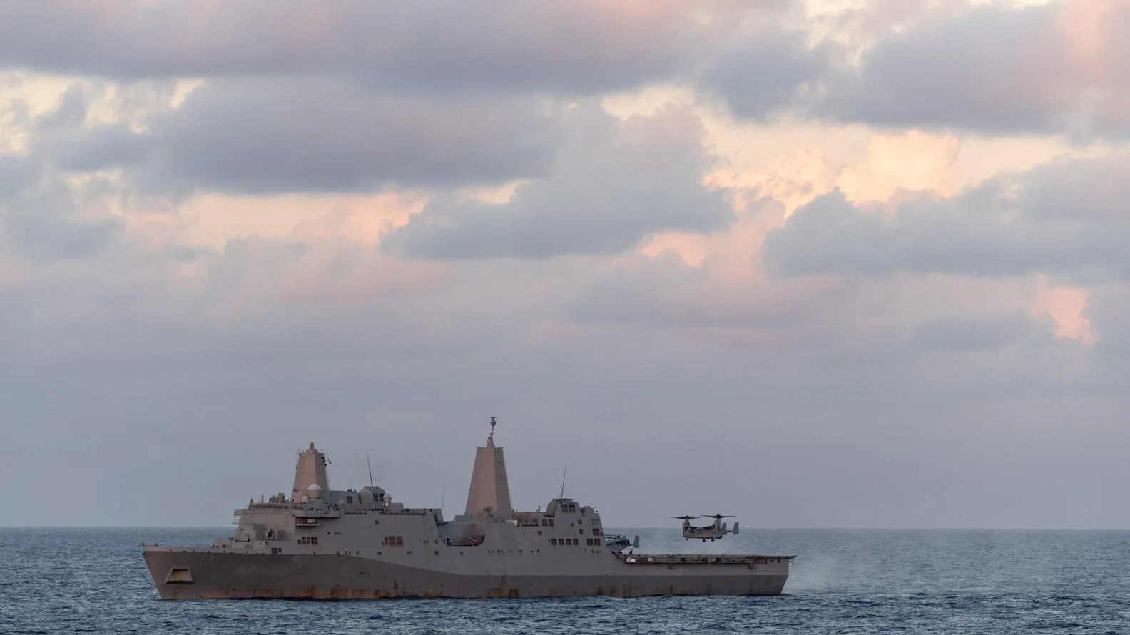 Le bâtiment amphibie américain USS Mesa Verde