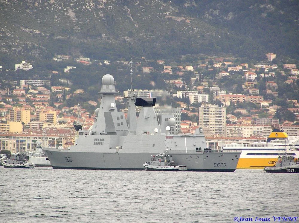 La frégate FORBIN sur fond d'écran toulonnais