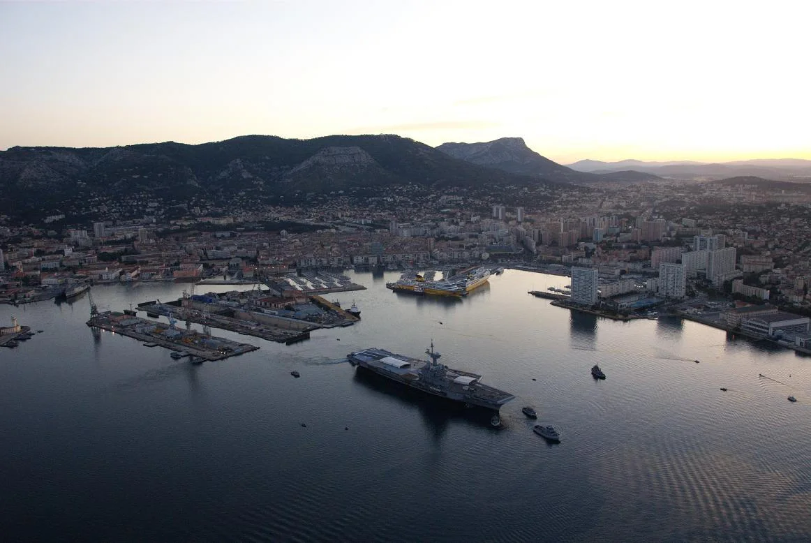 Sortie du bassin du porte-avions Charles de Gaulle