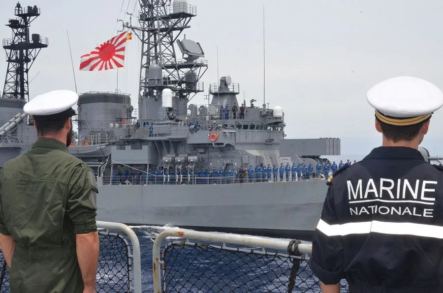 La frégate Vendémiaire salue une frégate japonaise