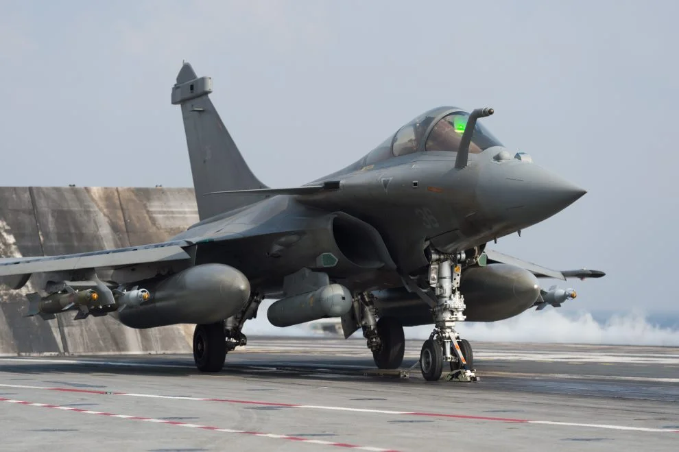 Le porte-avions Charles de Gaulle dans le golfe arabo persique