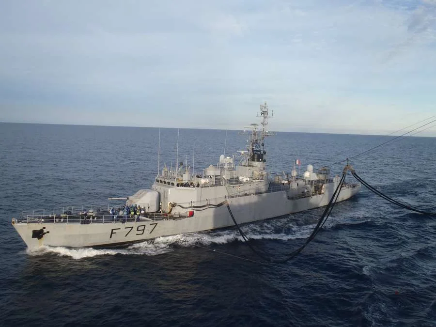 L'aviso Cdt Bouan se ravitaille auprès du BCR Var