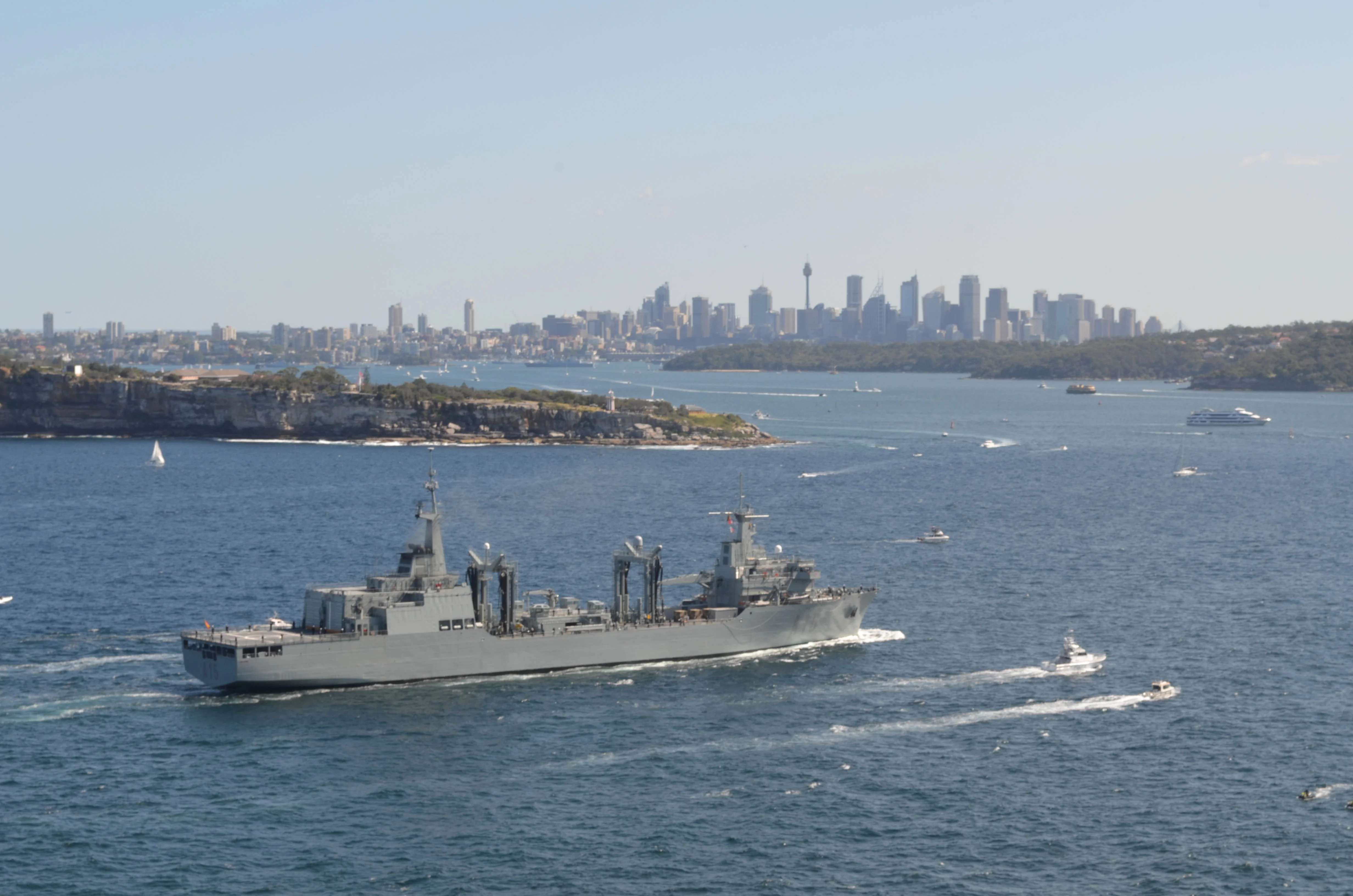Le pétrolier-ravitailleur espagnol Cantabria dans le port de Sydney en octobre 2013