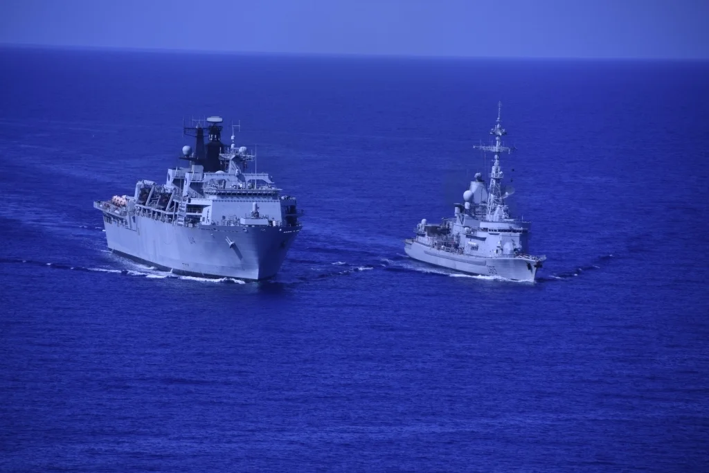 La frégate Jean Bart et le bâtiment amphibie britannique HMS Albion