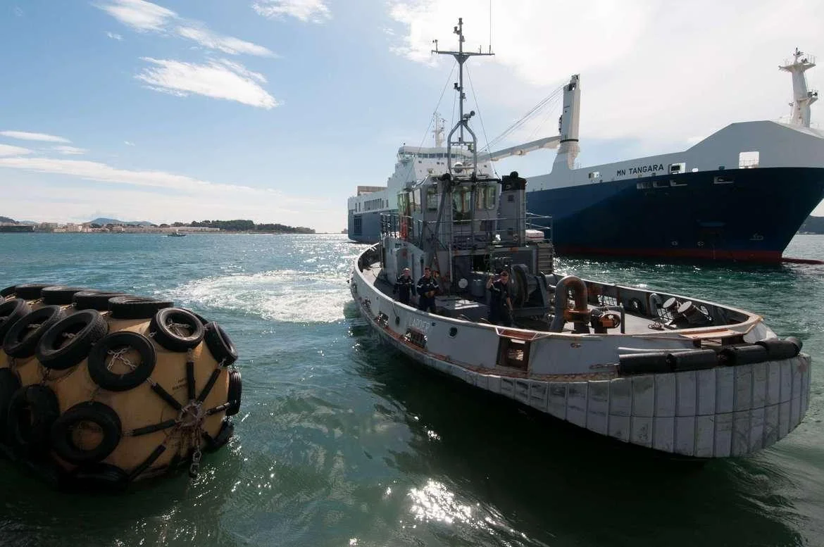 Exercice de transbordement maritime en rade de Toulon