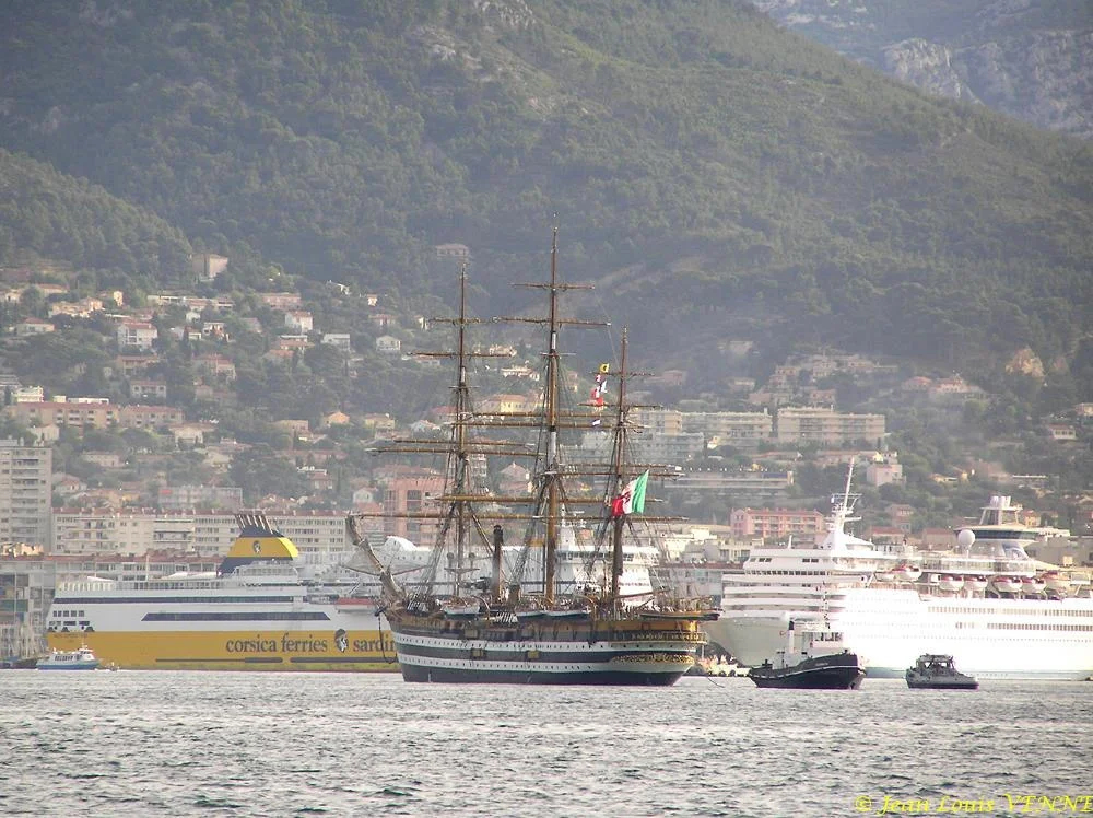 Le voilier école italien Amérigo Vespucci arrive à Toulon