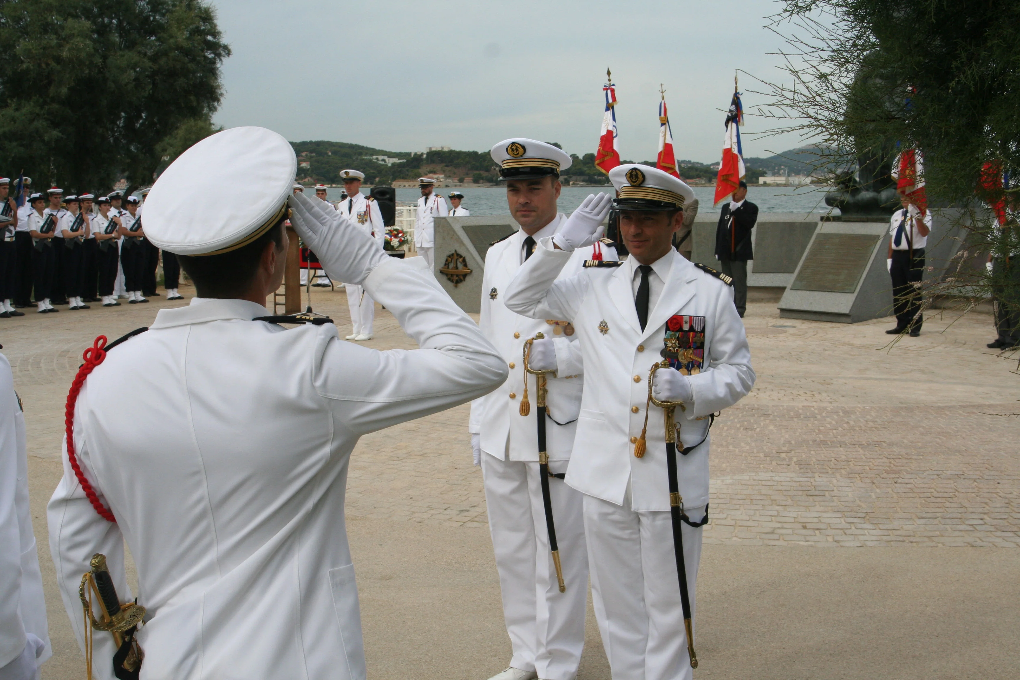 Le chef d'escadrille passe l'équipage en revue