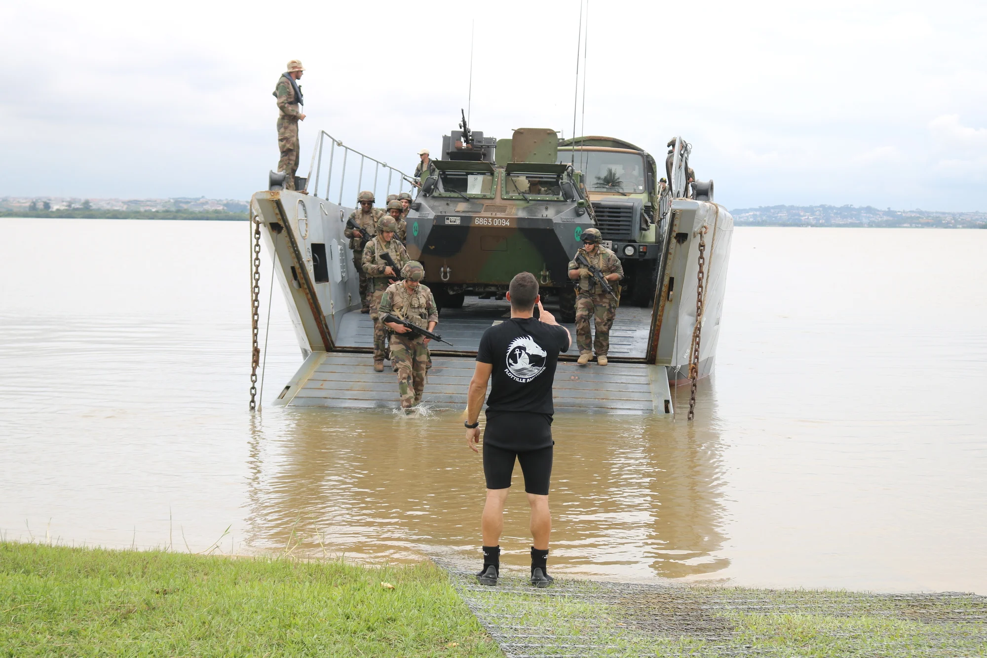 Un marin de la flotille amphibie guide un Chaland de transport de matériels au cours d'un débarquement
