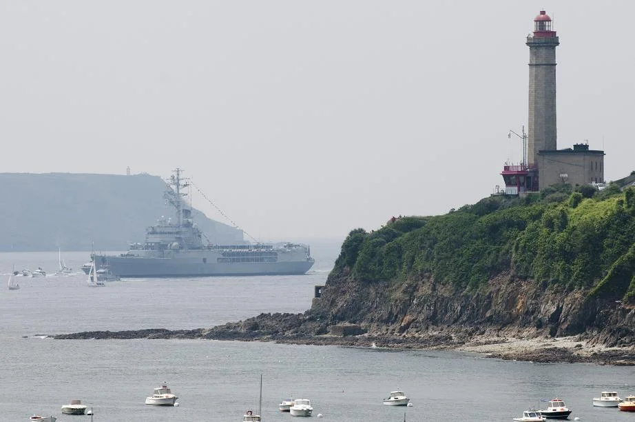 La Jeanne d'Arc entre dans le goulet de Brest