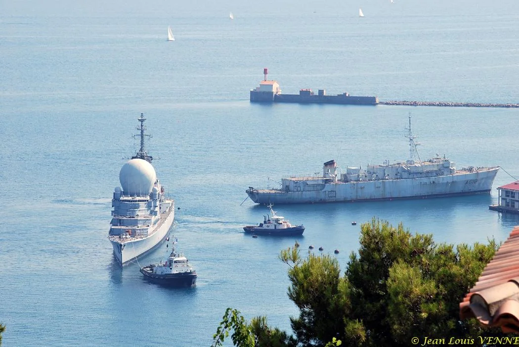La coque de l'ex-Duquesne positionnée pour protéger le plan d'eau