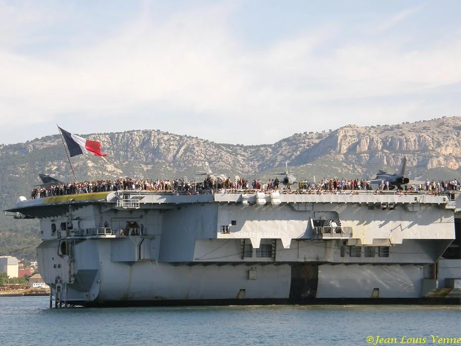 La sortie des familles du Charles de Gaulle