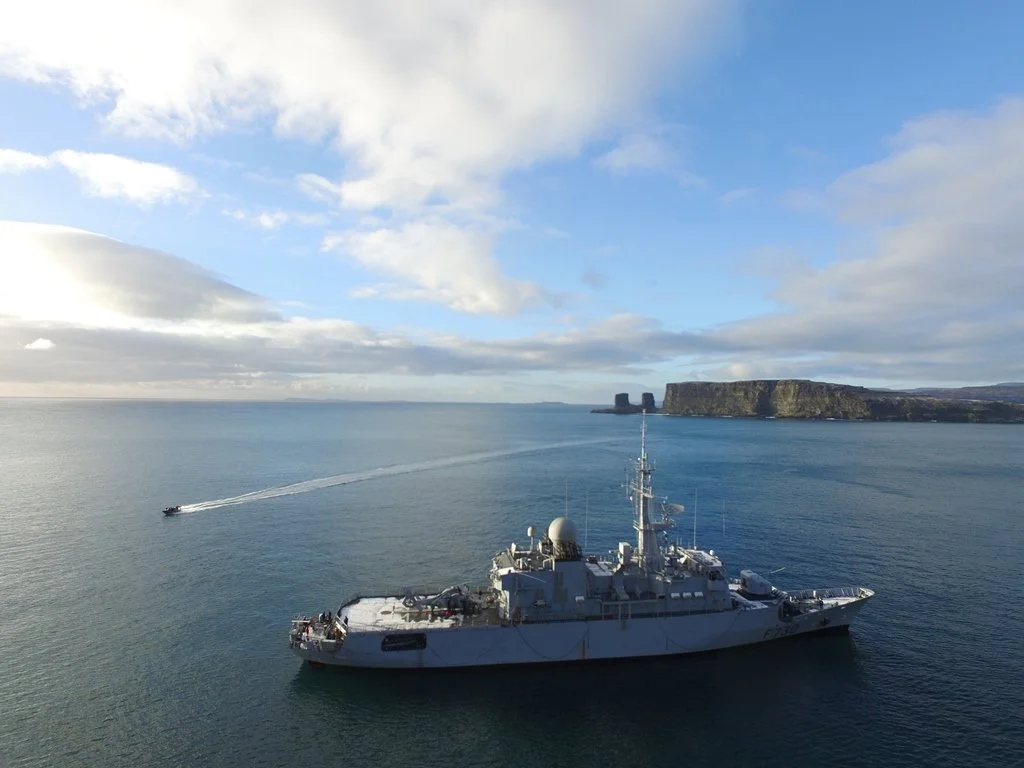 La frégate Floréal devant les îles Kerguelen