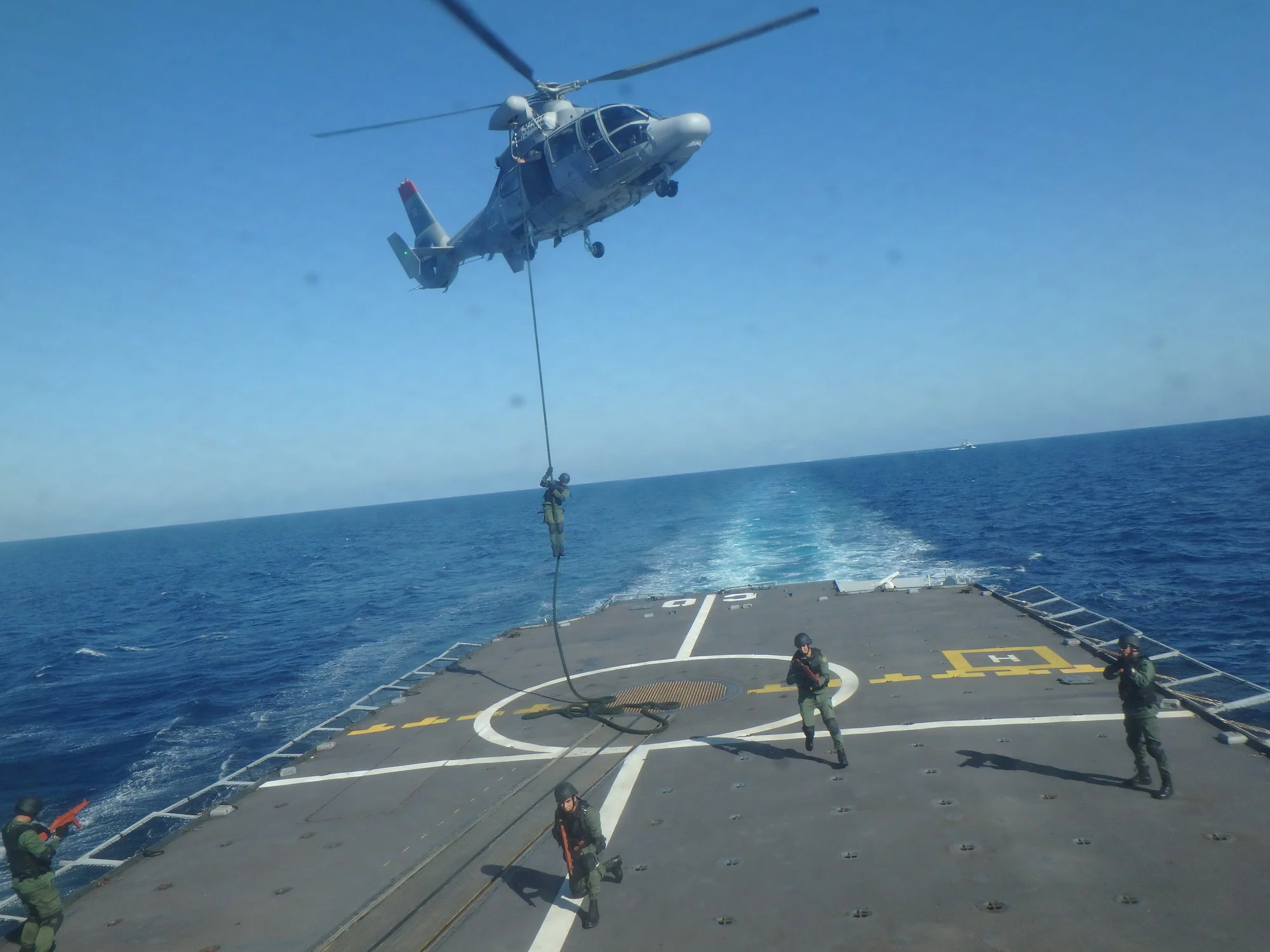 Hélitreuillage d'une équipe de visite marocaine sur la frégate Courbet