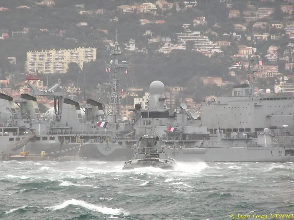 Un remorqueur dans la tempête