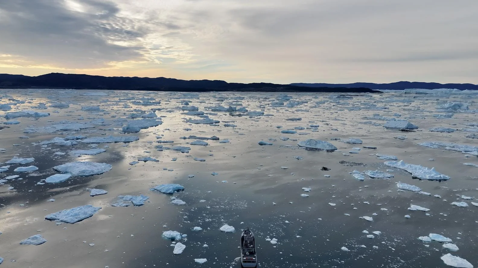 Le Fulmar navigue au milieu de la glace au Groënland