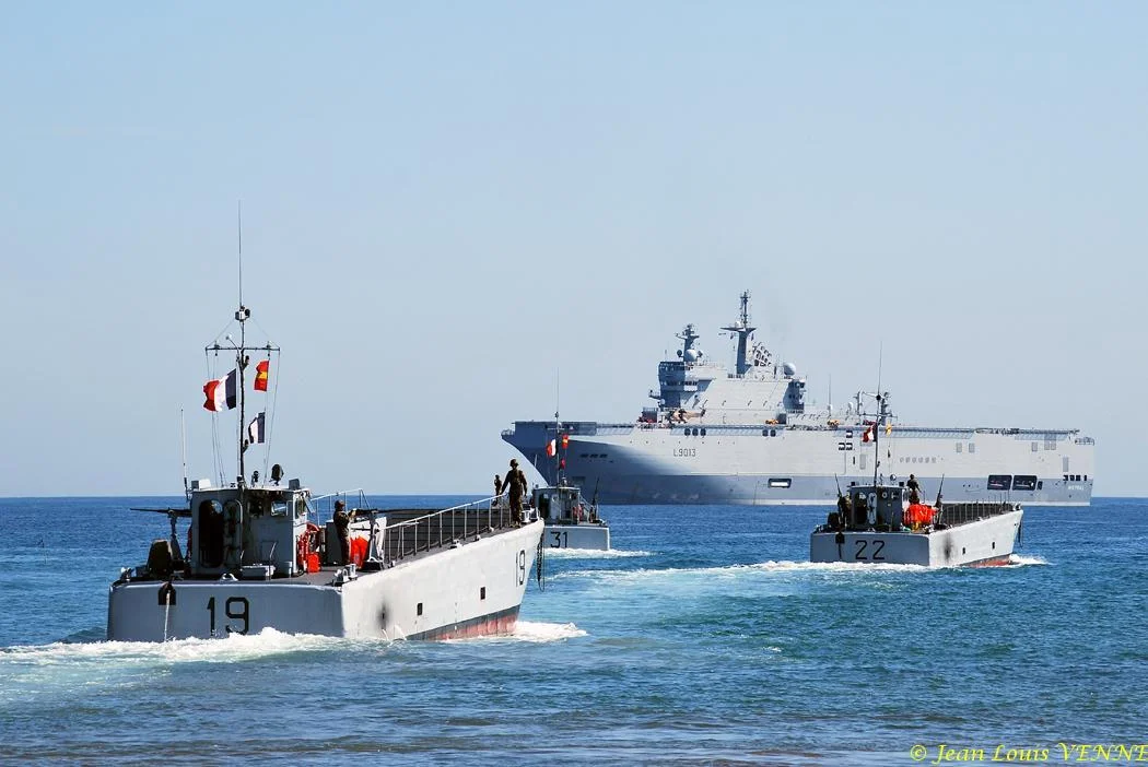 Les engins de débarquement repartent vers le Mistral