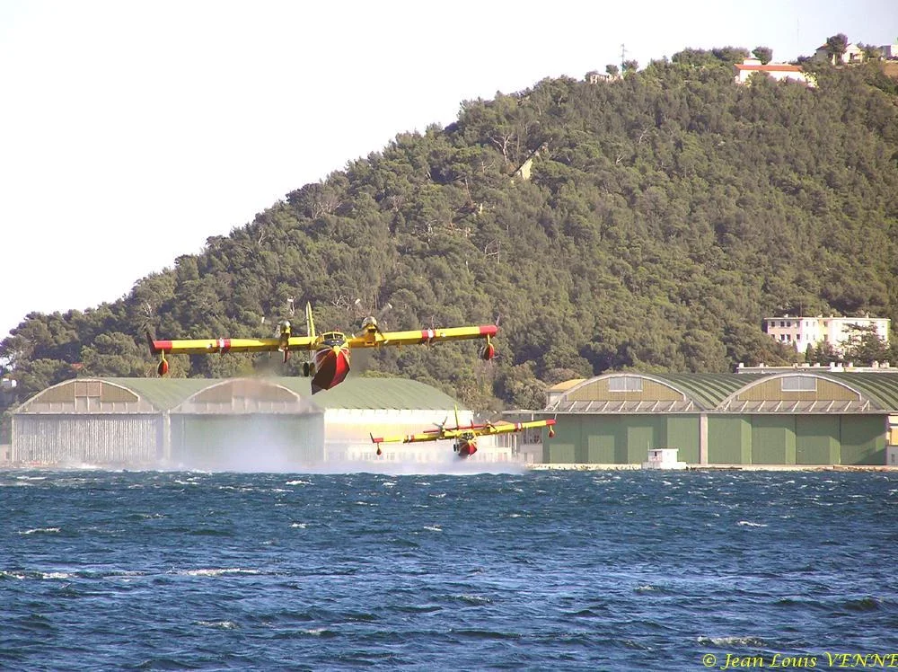 Les Canadairs interviennent au-dessus de Saint Mandrier