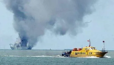 Le Sri Inderapura en feu au large de Lumut