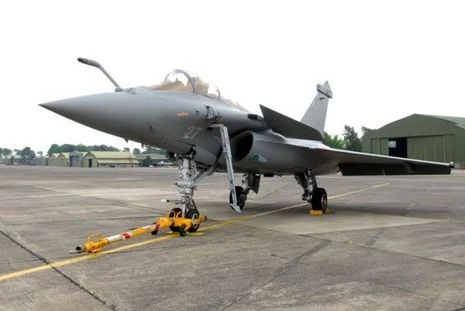 Le premier Rafale F3 de série sur le tarmac de la base aérienne de Mont-de-Marsan