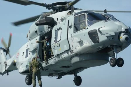 Treuillage avec un hélicoptère NH90 à bord du La Motte-Picquet