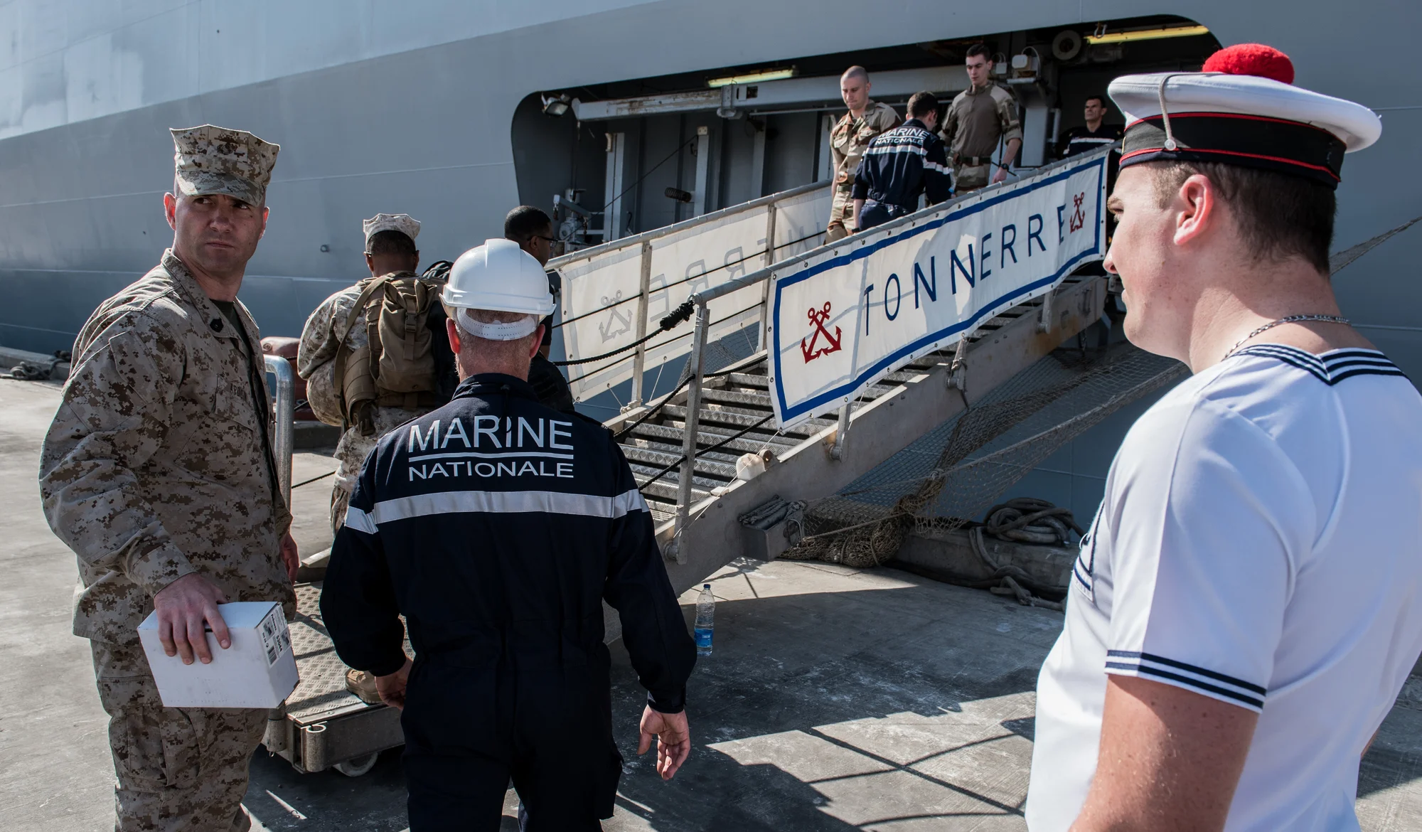 Des militaires américains embarquent à bord du BPC Tonnerre
