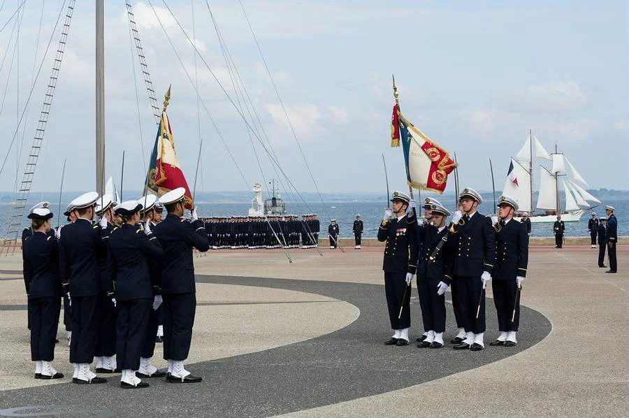 Présentation aux drapeaux des promotions 2016 à l’École navale