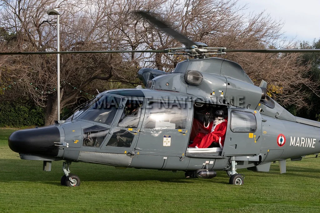 Le Père Noël arrive à bord d'un hélicoptère Dauphin de la Flotille 35F