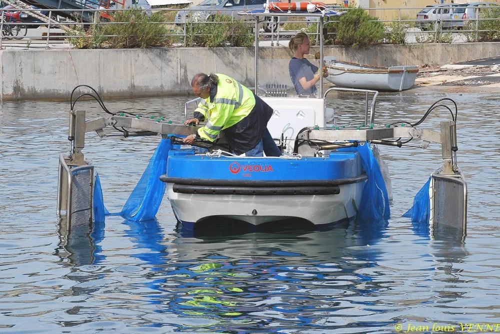 L'Albert 2, bateau écrémeur de déchets de surface
