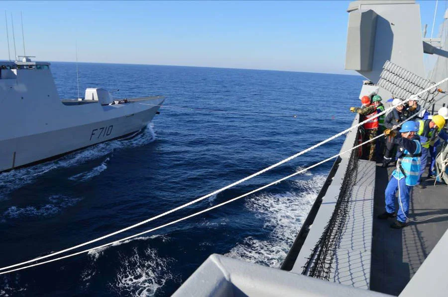 La frégate Languedoc s'entraîne au ravitaillement à la mer