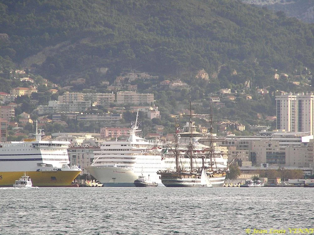 Le voilier école italien Amérigo Vespucci arrive à Toulon