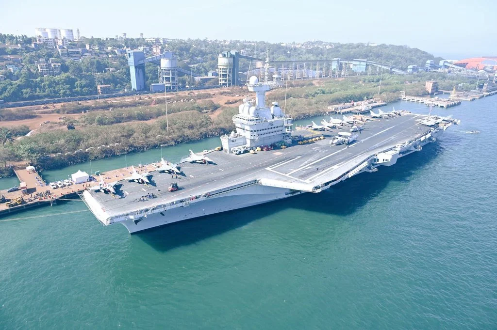Le porte-avions Charles de Gaulle accosté dans le port de Goa