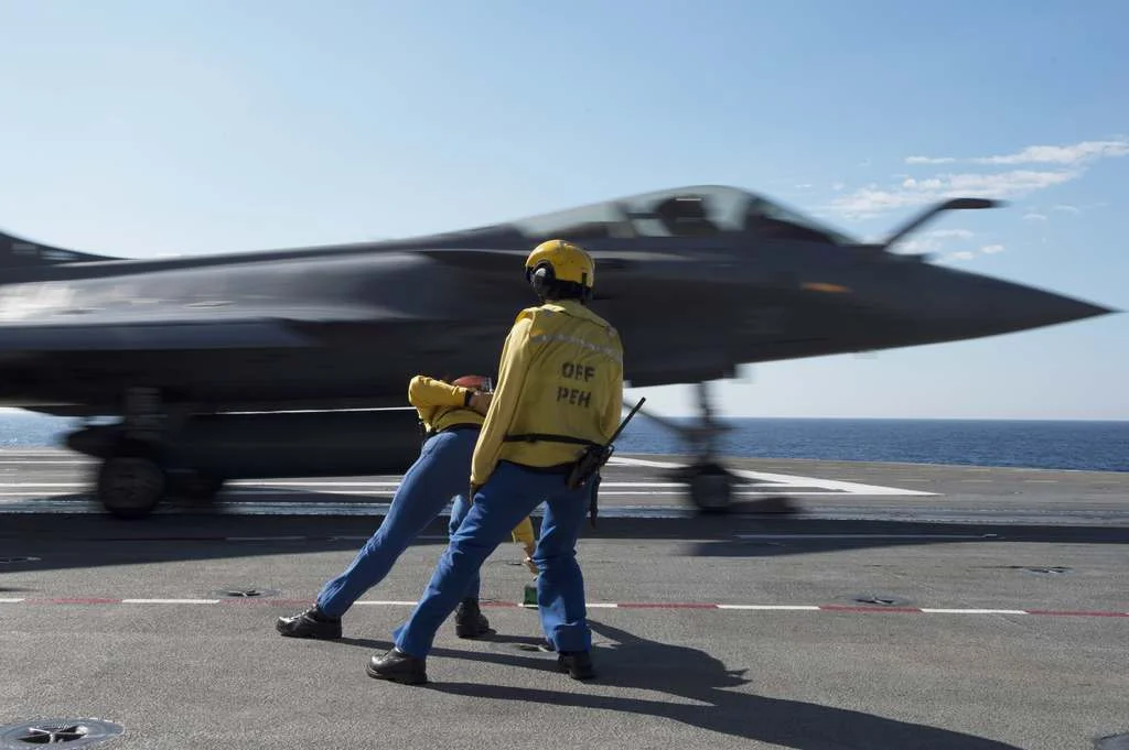 Un Rafale catapulté du Charles de Gaulle
