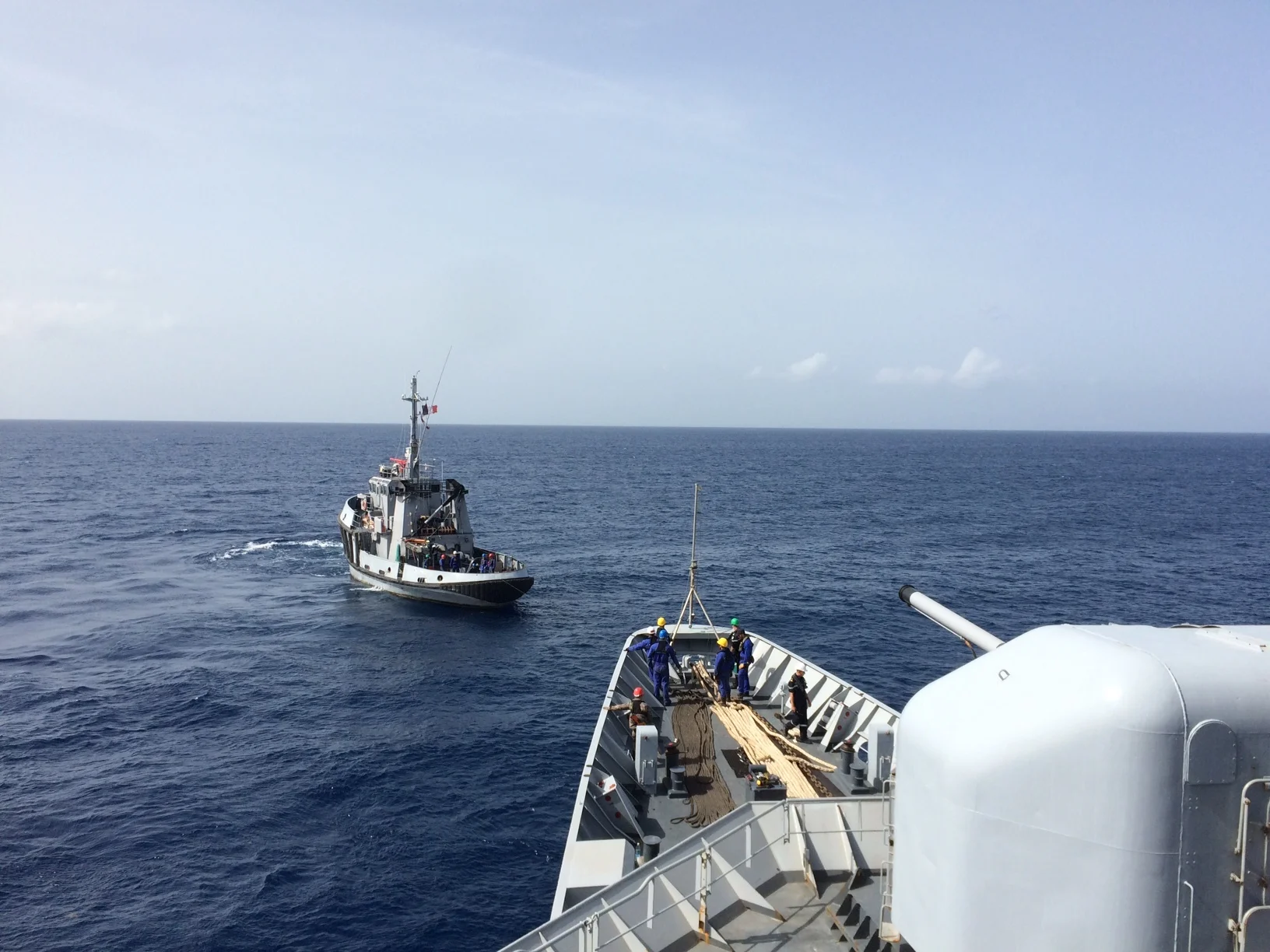 La frégate Germinal et le remorqueur portuaire côtier Maïto