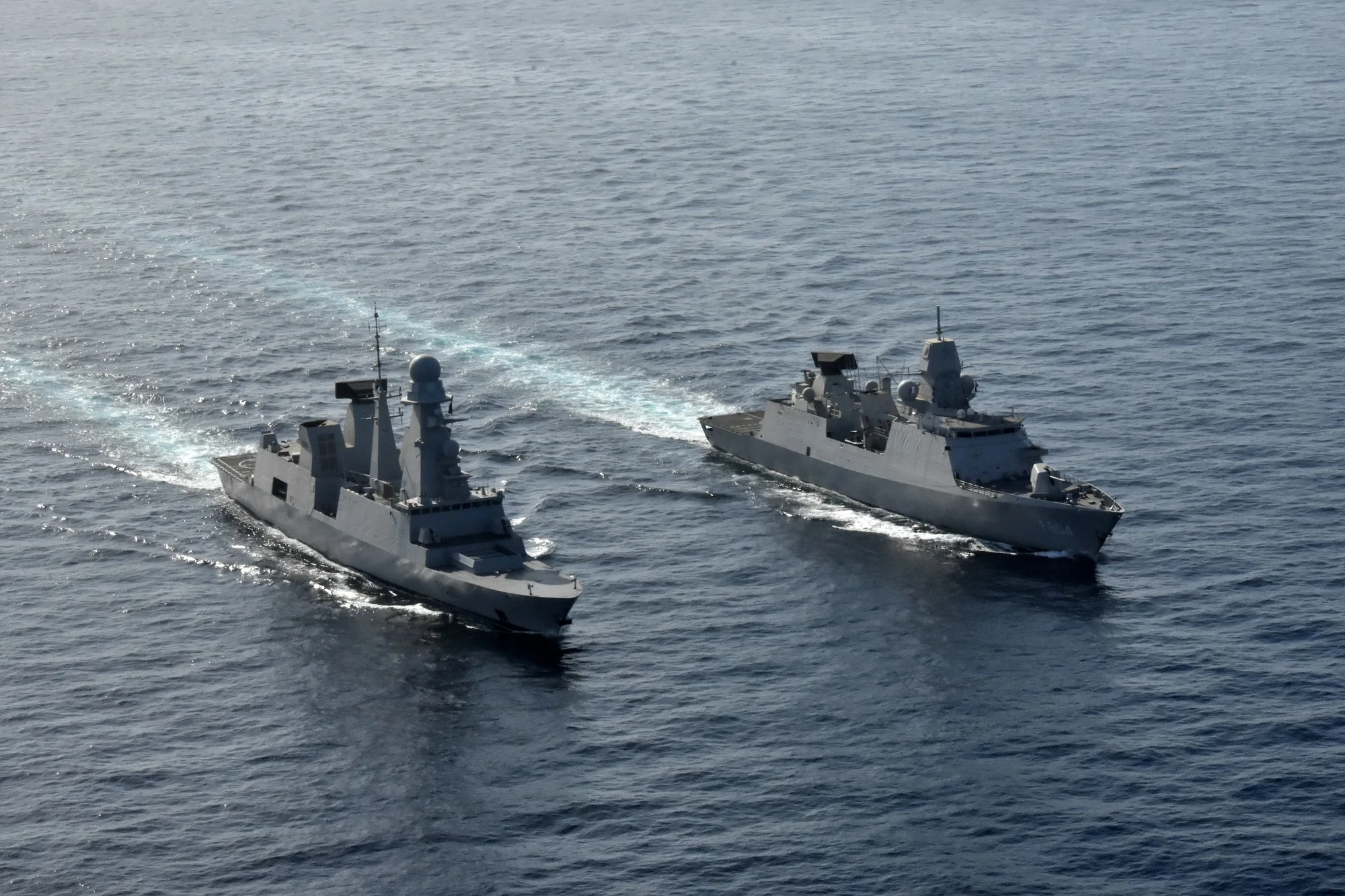 La frégate française Forbin et la frégate hollandaise De Ruyter