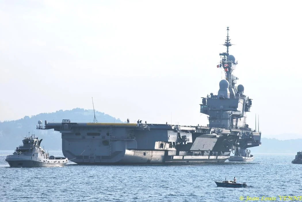 Le porte-avions Charles de Gaulle appareille pour des essais techniques