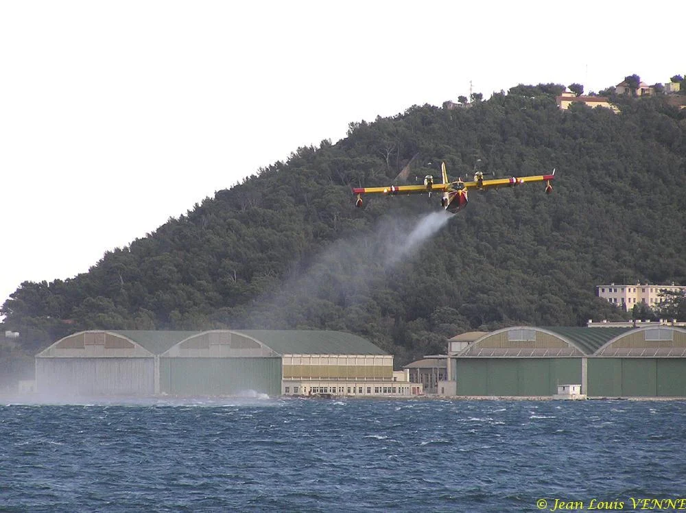 Les Canadairs interviennent au-dessus de Saint Mandrier