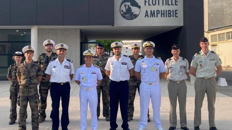 La délégation brésilienne et l'état-major de la flottille amphibie