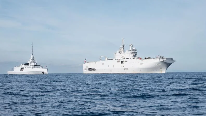 Le porte-hélicoptères amphibie (PHA) Dixmude et la frégate de défense et d’intervention (FDI) Amiral Ronarc'h